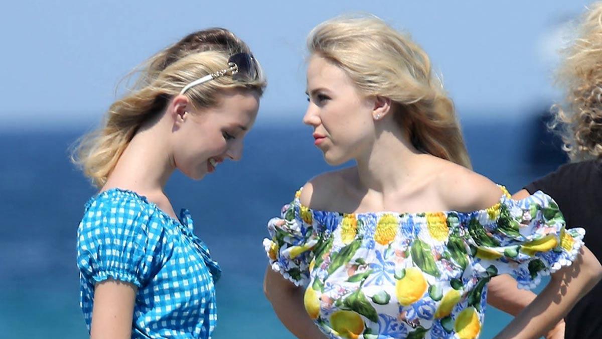 María Chiara y María Carolina de Borbón Dos Sicilias, con conjuntos estampados