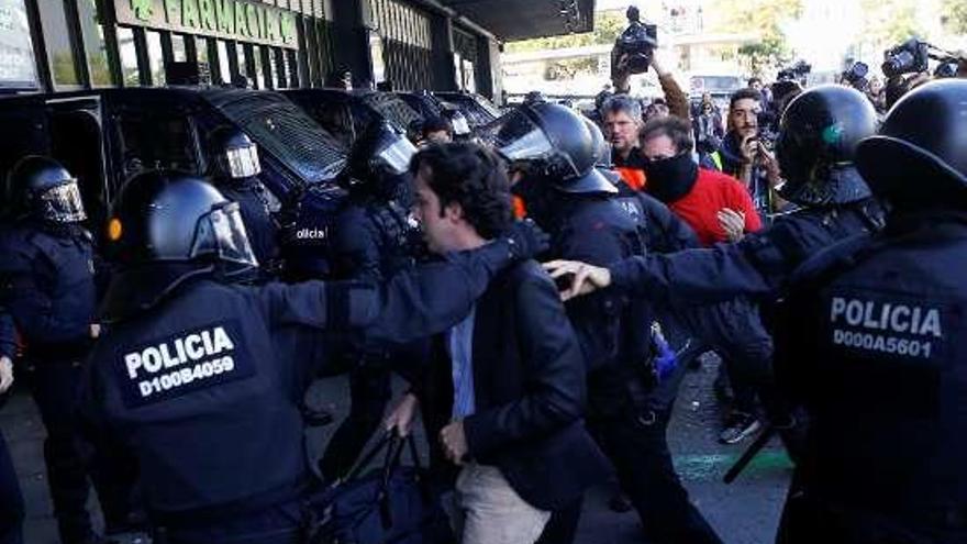 Francisco Nicolás Gómez, escoltado por la Policía ayer. // Reuters