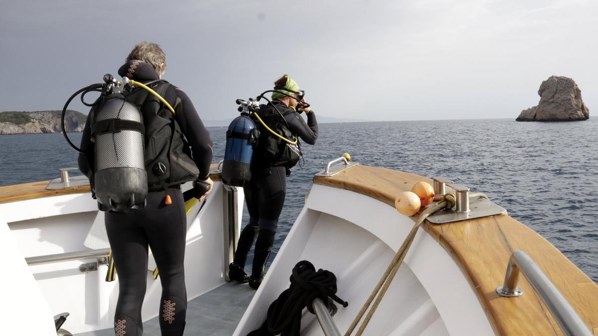 Submarinistes llançant-se a l&#039;aigua a les Illes Medes.