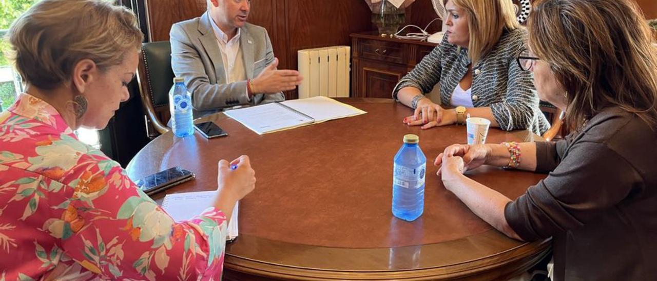 La edil redondelana María Castro, el delegado José Miñones, Digna Rivas y la subdelegada Maica Larriba, reunidos ayer en la Alcaldía.