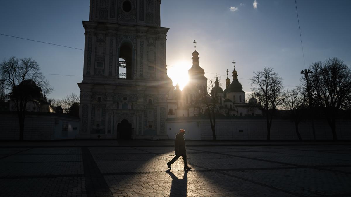 Un hombre camina en el centro de Kiev, ante uno de los edificios más monumentales de la capital ucraniana: la catedral de Santa Sofía, Patrimonio de la Humanidad.