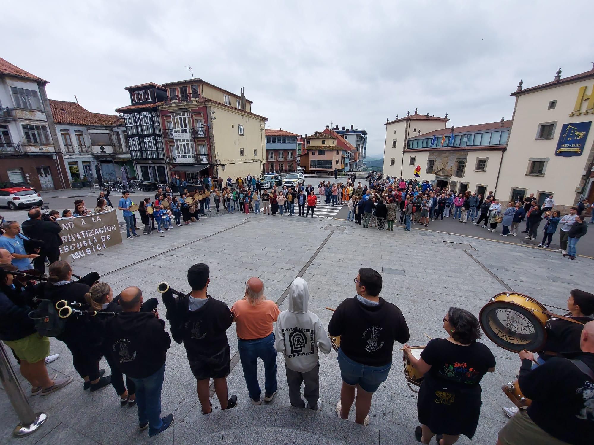 En imágenes: Así fue la manifestación contra el cierre de la Escuela de Música de Tineo