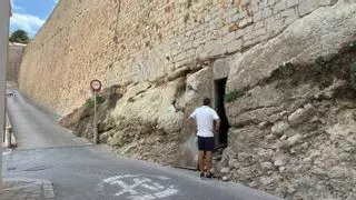 Una cueva de Dalt Vila abierta y con señales de uso