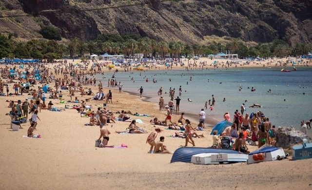 Caravanistas instalados en la zona de aparcamiento de la playa de Las Teresitas