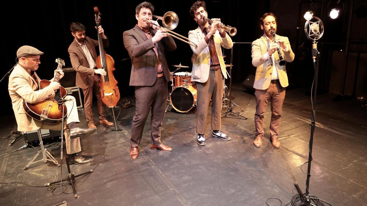 La Tropical Moon Jazz Band durante su actuación en la presentación del festival, el pasado 2 de abril.