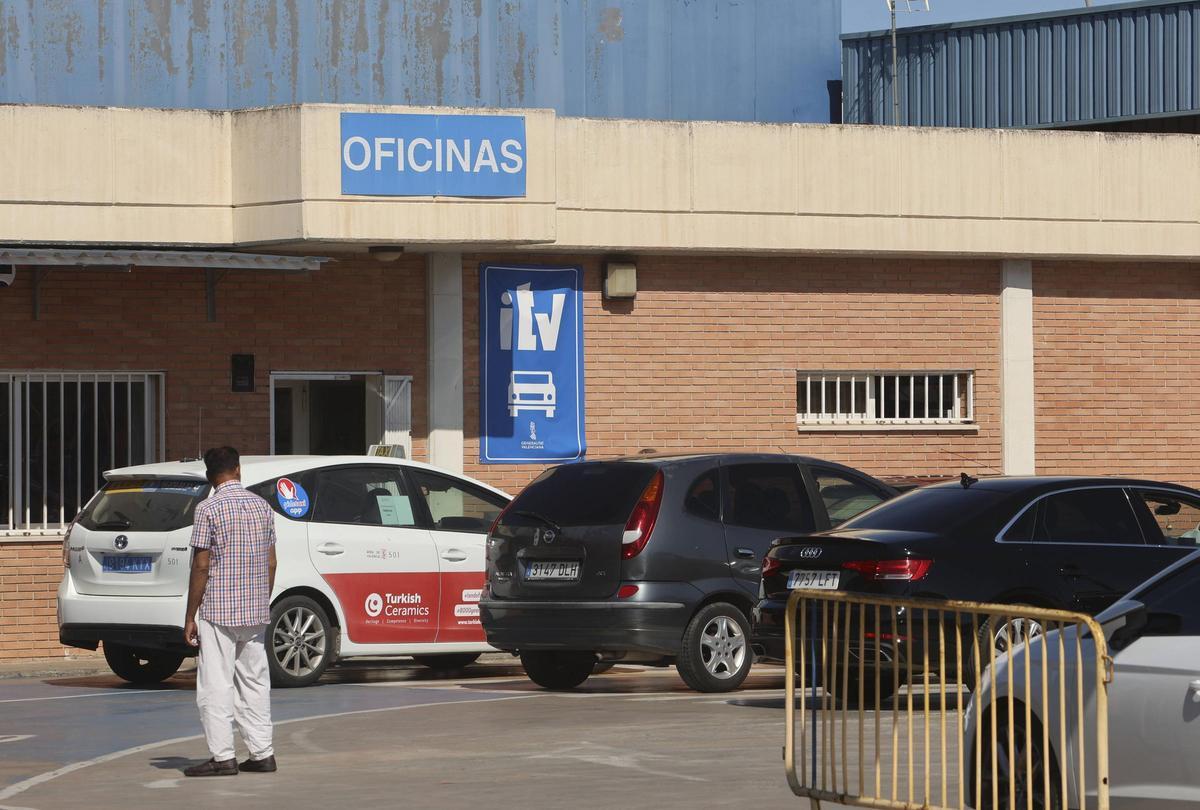 Coches pasando la ITV en la estación de Vara de Quart, el pasado verano.