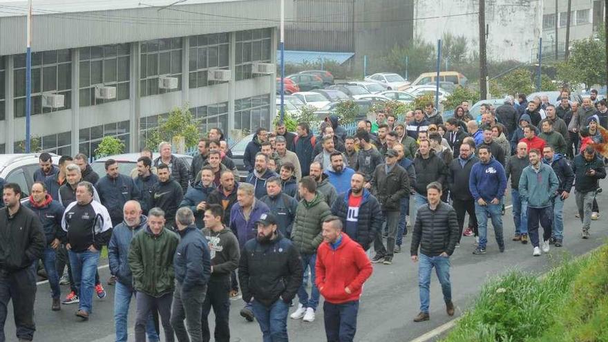 Trabajadores del polígono industrial de Bamio toman la carretera PO-192 para denunciar sus deficiencias. // Iñaki Abella