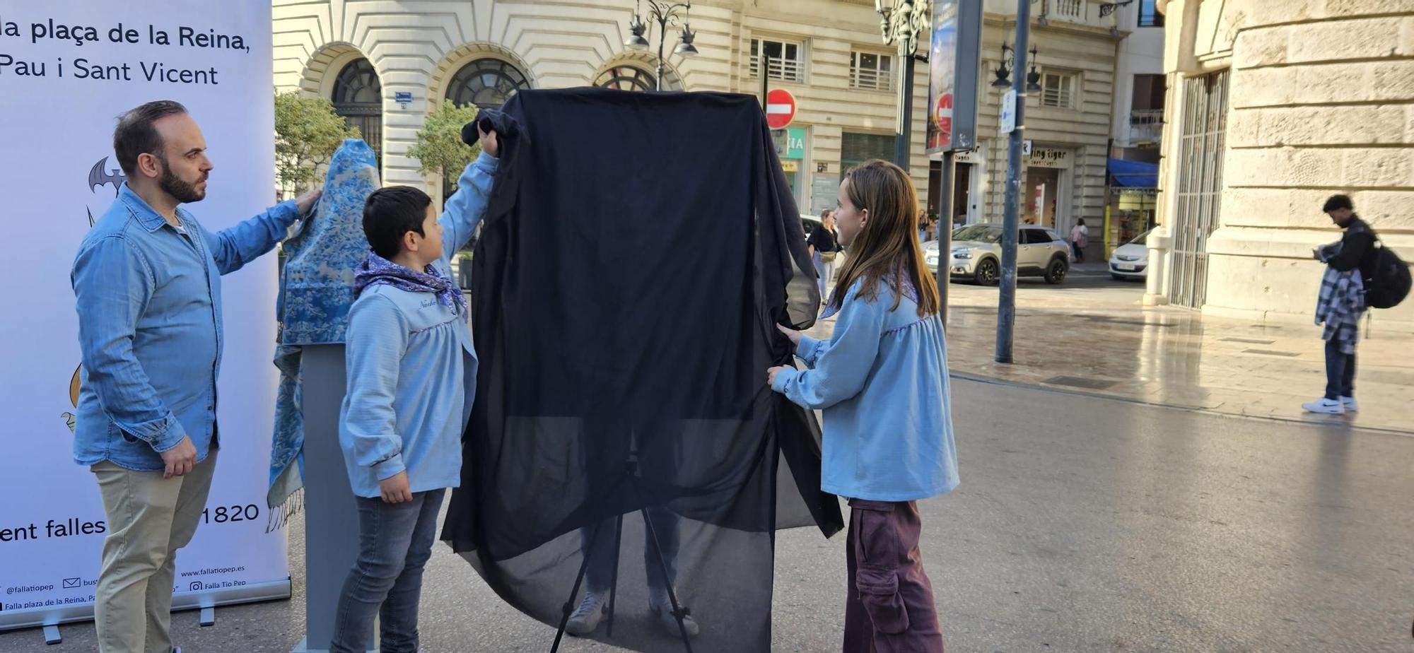 Presentación de la falla Reina-Paz infantil para la Sección Especial