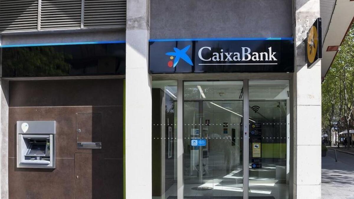 Exterior de una oficina de La Caixa en una imagen de archivo.