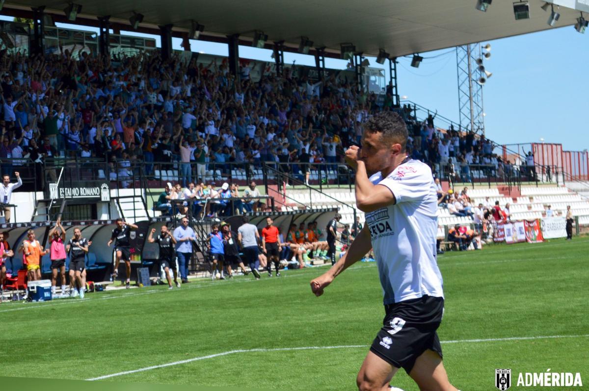 Nando Copete celebra el tercer gol de los romanos.