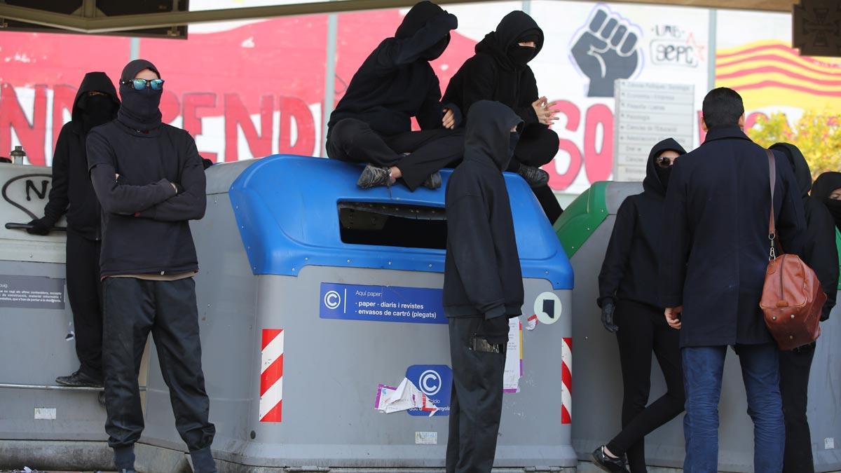 Estudiantes de Bellaterra montan barricadas y cortan los accesos al campus de la UAB