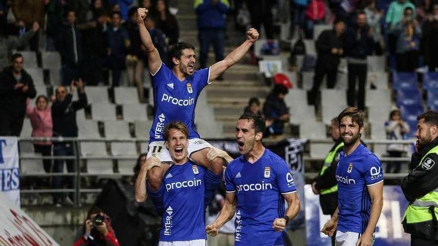 Pereira, a hombros de Susaeta, y junto a Linares y Verdés celebra su gol ante el Levante.