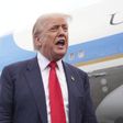 Donald Trump, tras aterrizar en el Aeropuerto escocés de Prestwick (Reino Unido).