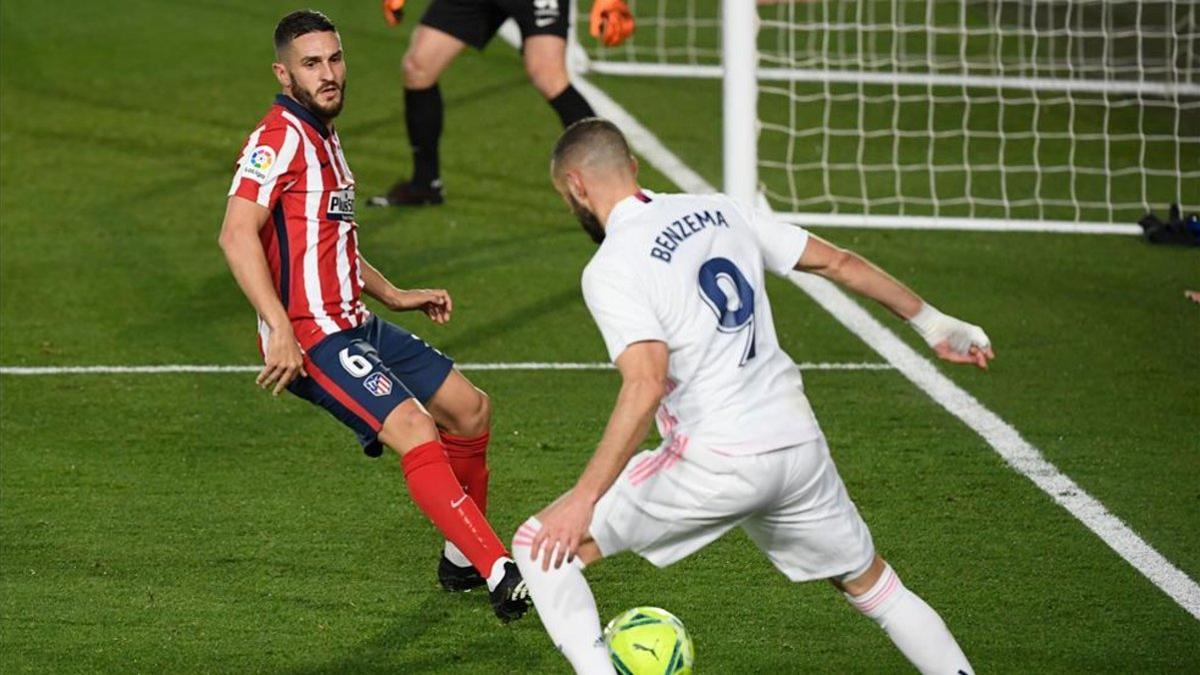 Koke defendiendo a Benzema en una acción del derbi madrileño