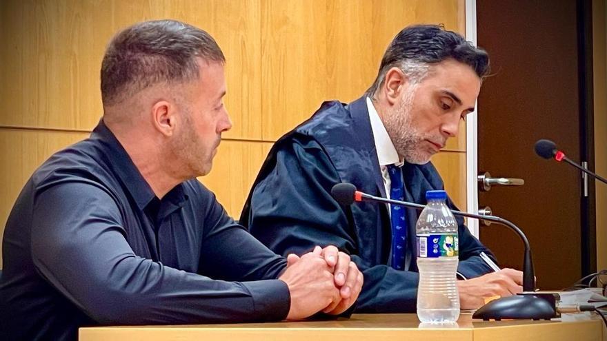 Un policía niega que informara a su suegro y frustrara una investigación en Tenerife