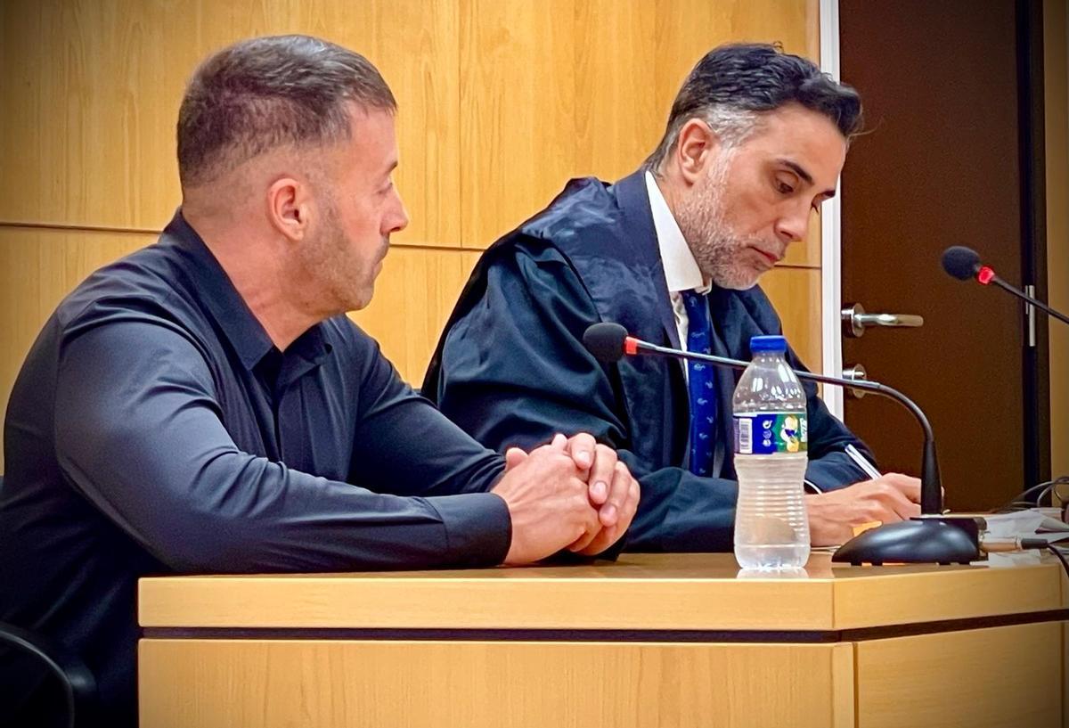 El agente investigado, junto a su abogado Abraham Hernández, durante la sesión del juicio en la Audiencia Provincial de Santa Cruz de Tenerife.