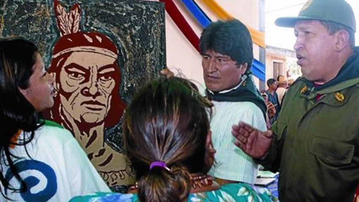 Chávez, vestido de verde, visita, junto a su homólogo boliviano, Evo Morales, a familias sin hogar por las lluvias en Venezuela.