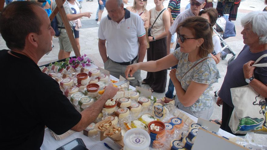 Llanes, en su salsa: esta es la elevada cantidad de kilos que vendieron los 18 elaboradores del XXXVI Certamen de quesos del oriente de Asturias