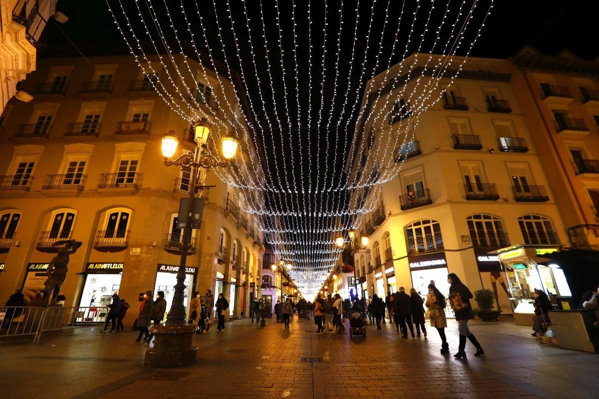 Las luces de Navidad iluminan Zaragoza