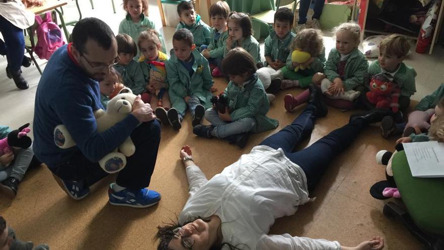 La enfermera Cruz Gutiérrez y el pediatra David Herrero, en un taller de reanimación a los alumnos de Infantil del colegio de Infiesto.