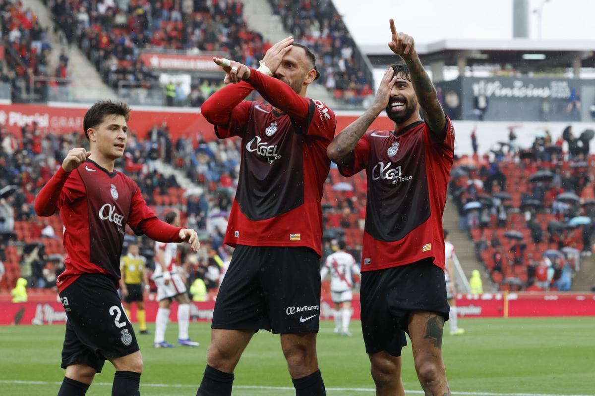 El jugador del Real Mallorca Vedat Muriqi (c), celebra su gol contra el Rayo Vallecano, durante el partido de la jornada 31 de LaLiga EA Sports entre el Real Mallorca y el Rayo Vallecano, este domingo en el Estadi Mallorca Son Moix.- EFE/ Cati Cladera. (Mallorca) (Rayo)