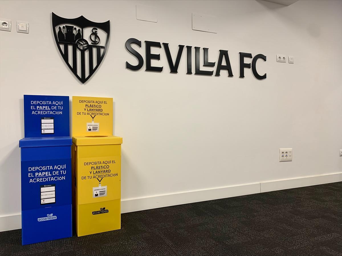 Papeleras de reciclaje en las instalaciones del Sevilla F. C.