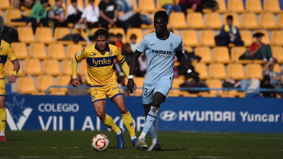 Alassane Diatta pelea un balón junto al mediocentro local David Navarro.