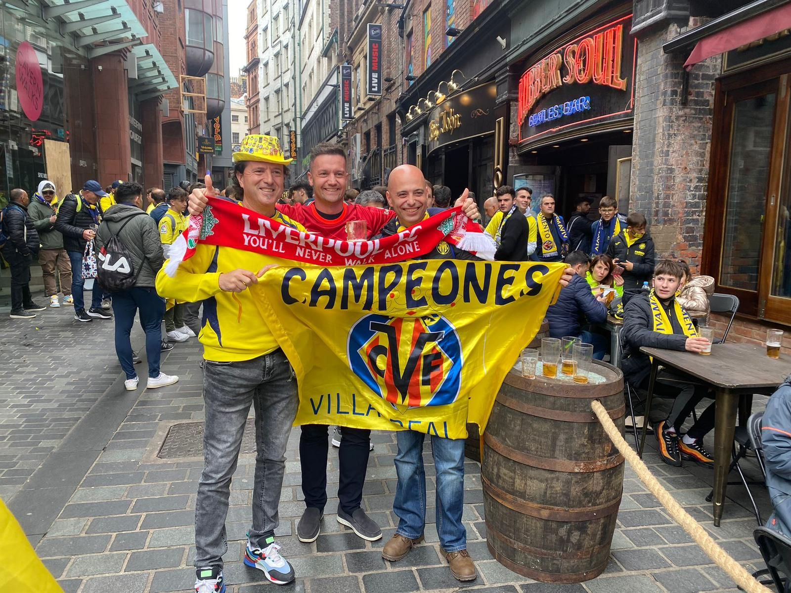 Las mejores imágenes de la afición del Villarreal en su invasión a Liverpool