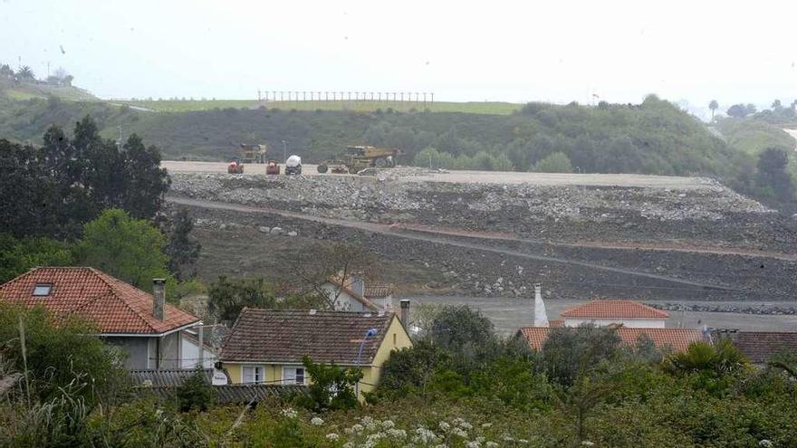 Obras de ampliación de la pista de Alvedro, en 2013.