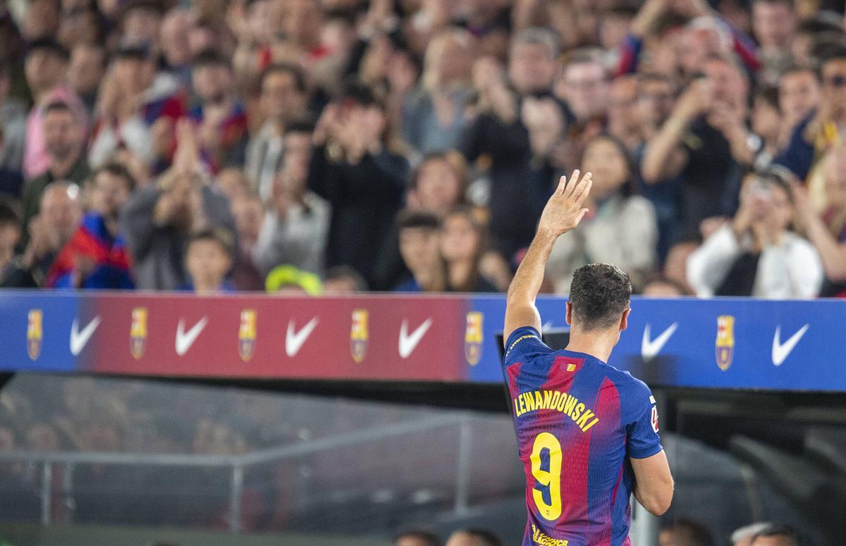 Lewandowski abandona el terreno de juego emocionado al ser sustituído durante el partido de liga entre el FC Barcelona y el Betis en el último partido de la temporada en el Camp Nou
