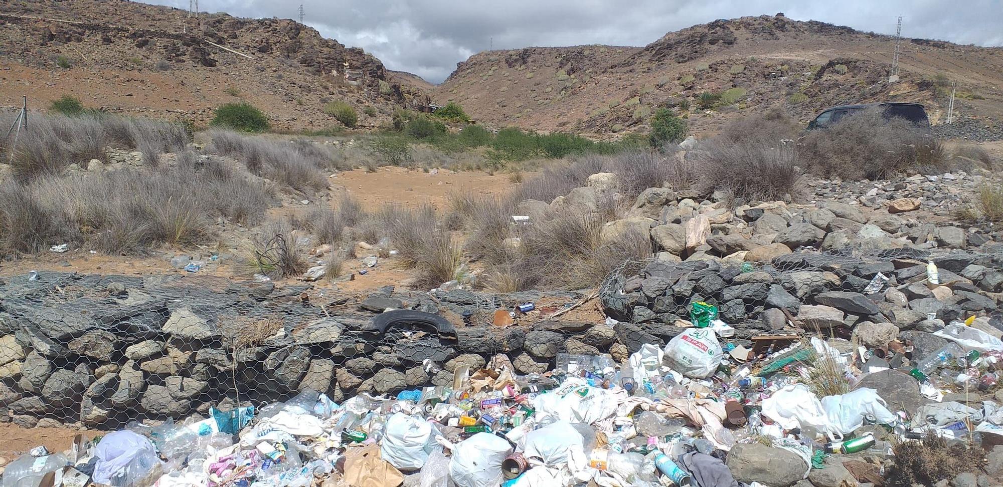 Basura y plásticos en un barranco de San Bartolomé de Tirajana