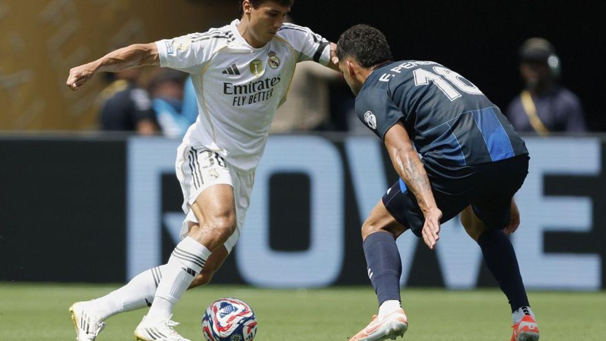 Gonzalo encara a un rival durante el partido que el Real Madrid disputó anoche contra Pachuca en Charlotte. | AP