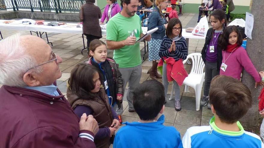 Los mayores guían los juegos de los alumnos del colegio rural La Coroña