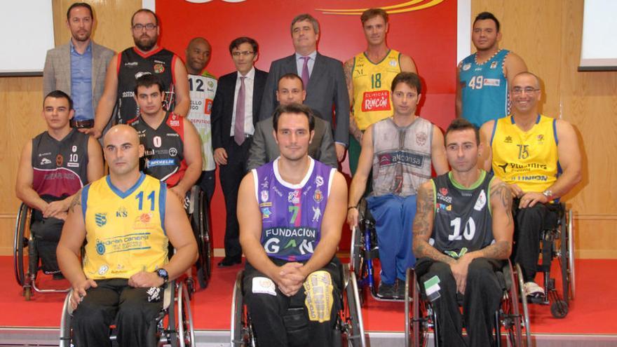 Lorenzo Envó, de pie tercero por la izquierda, ayer en la presentación de la liga en Madrid.