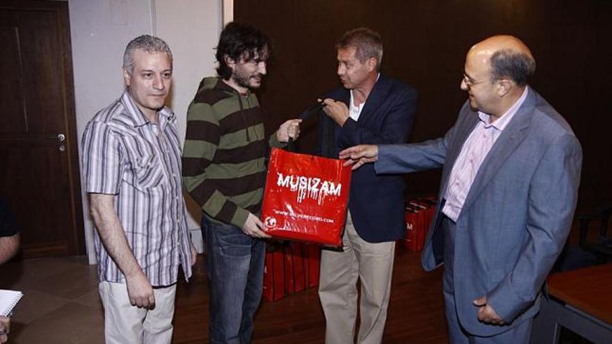 El concejal de Empleo, Ángel Luis Crespo, entrega las grabaciones al representante del grupo «Jazzeria».