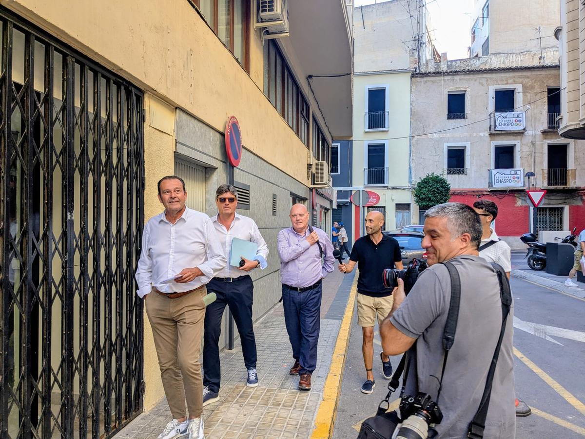 El alcalde, en septiembre entrando a declarar acompañado por su abogado y el concejal de Recursos Humanos