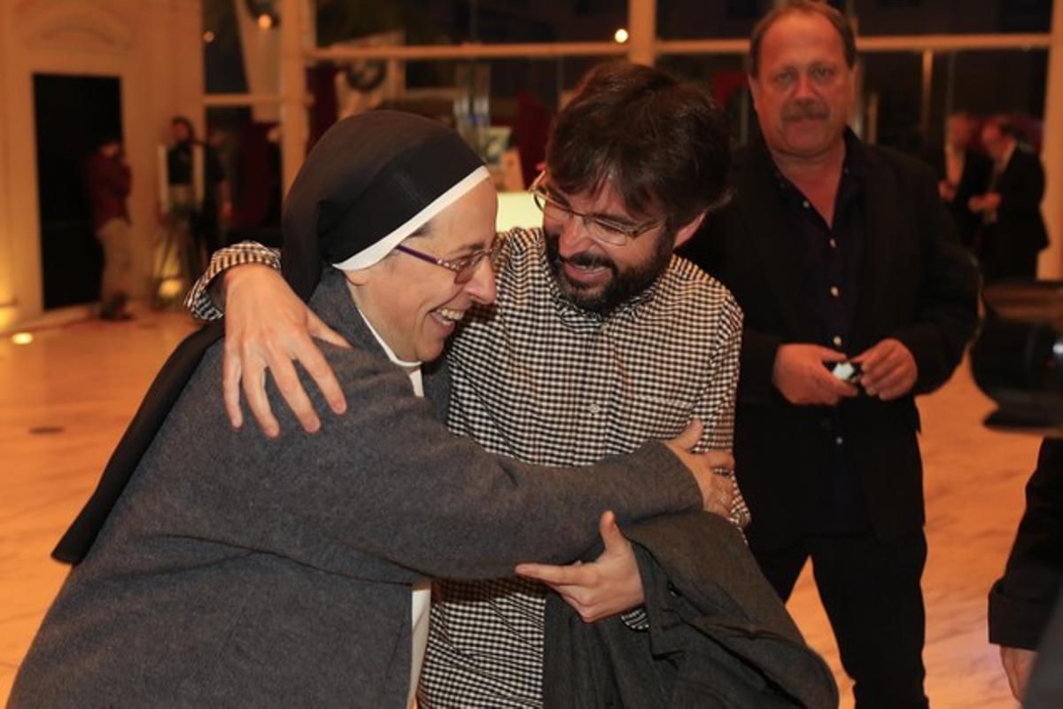 Sor Lucía Caram se abraza con Jordi Évole.