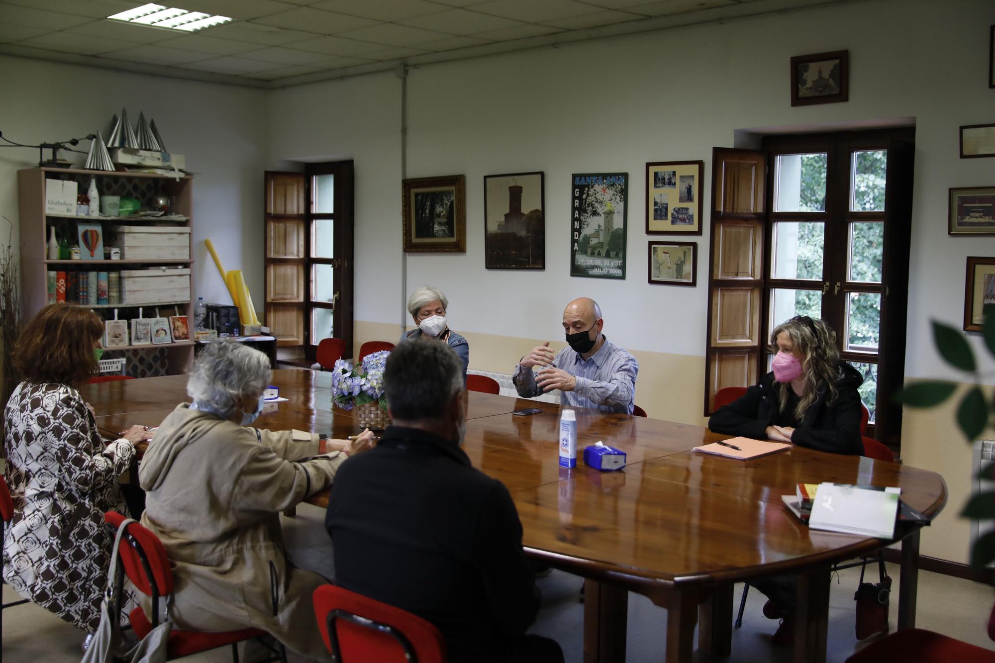 La Alcaldesa visita a los vecinos de Granda, contrarios a la ITV