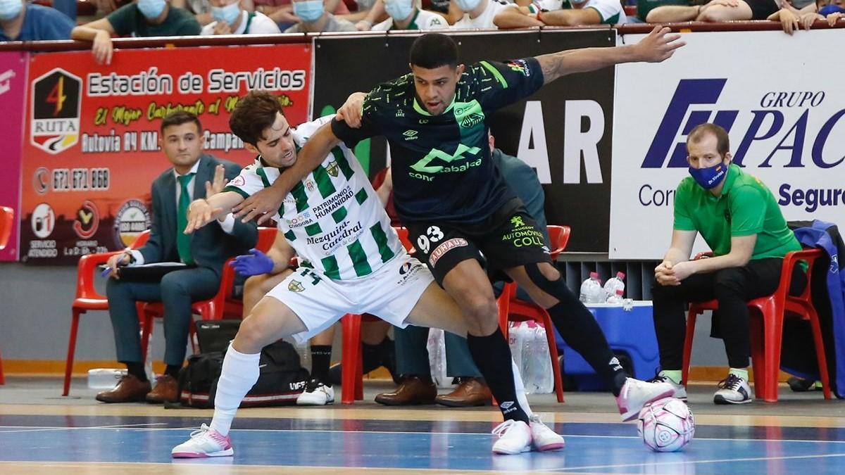 Pablo Del Moral pugna con Vilela en el partido entre el Córdoba Futsal y el Palma Futsal.