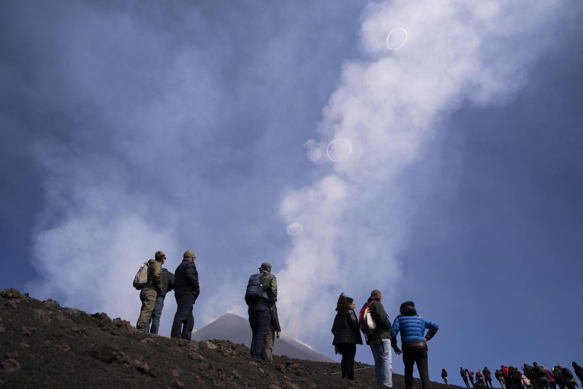 Los anillos del Etna. El volcán italiano Etna expulsa miles de anillos de gas a la atmósfera El fenómeno «extraordinario» se produce tras la apertura de una pequeña chimenea en la cima bajo la cual se acumula el magma