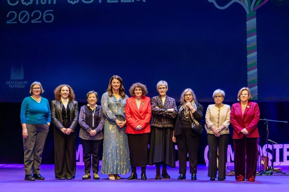 A alcaldesa de Santiago, no centro, posa xunto á oito das 10 homenaxeadas este luns.