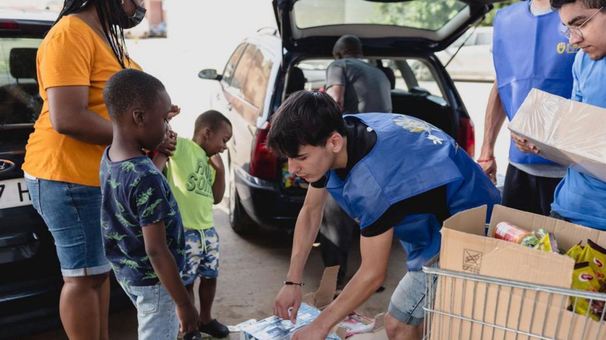 Reparto de alimentos de Inpavi en La Corta.