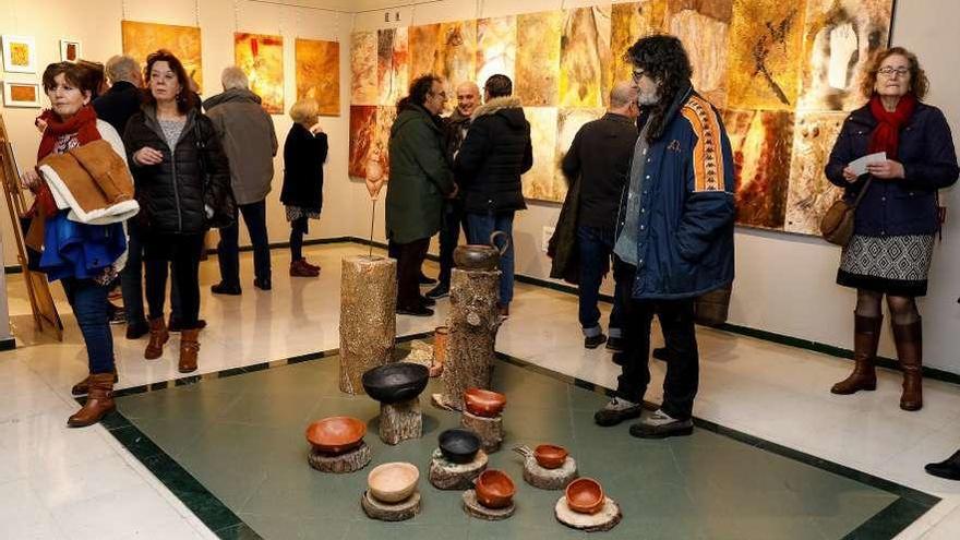 Inauguración de &quot;Una vuelta a los orígenes&quot;, ayer, en el Ateneo de La Calzada.