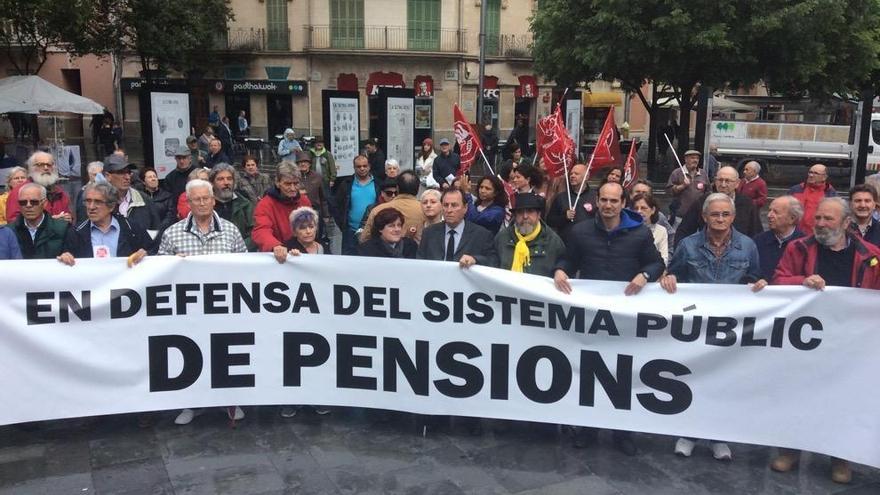 Más de cien personas desafían la lluvia por las pensiones