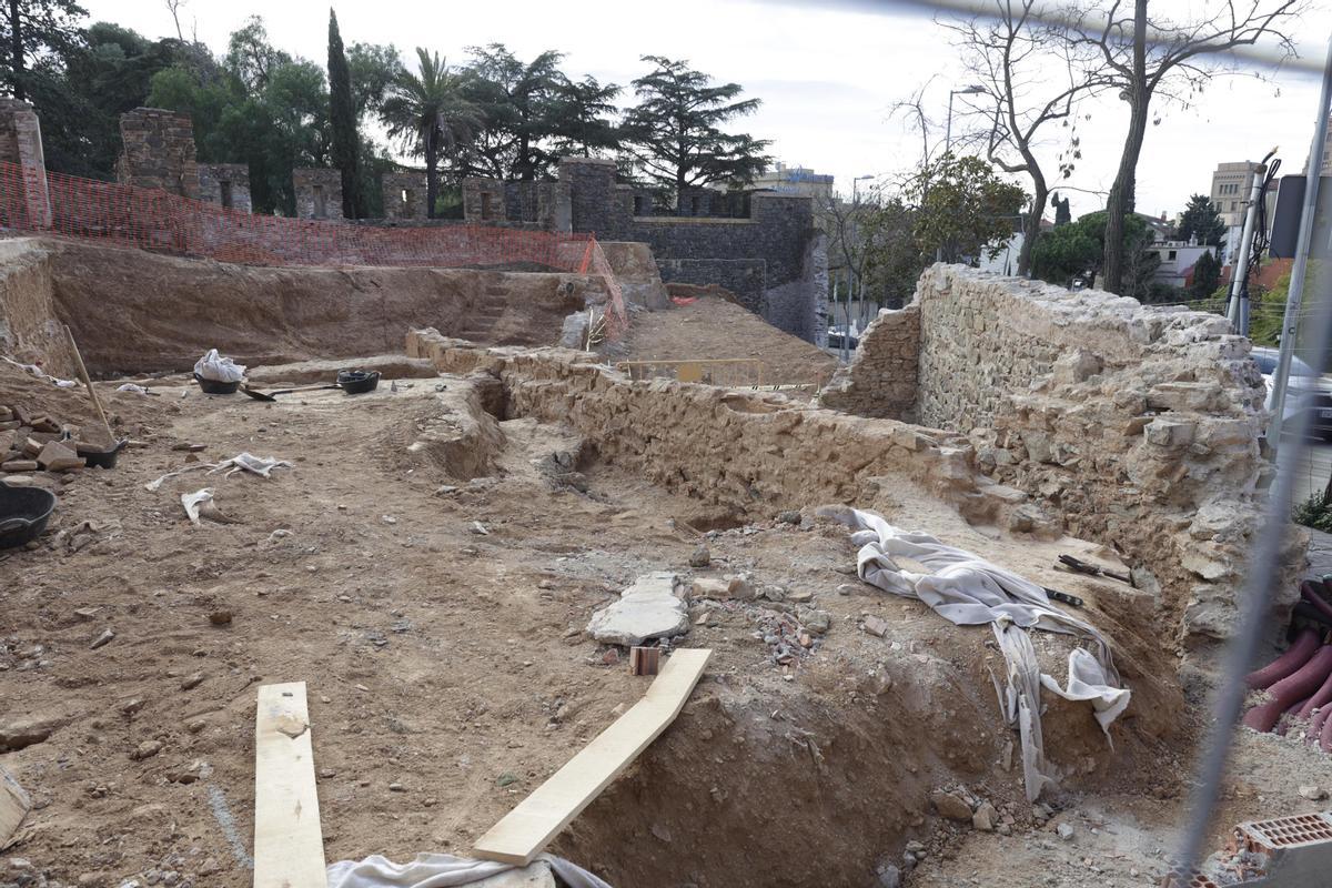 Restos arqueológicos medievales hallados frente a la Universitat Abat Oliba CEU y atribuidos a la última residencia de Martí l'Humà