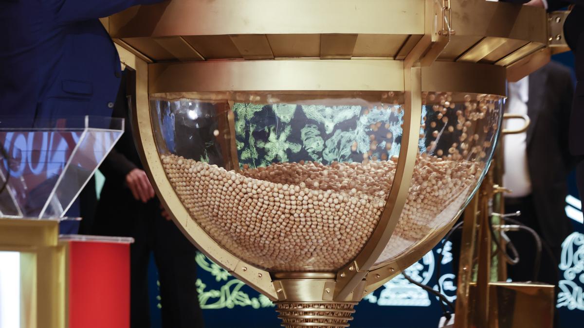 MADRID, 22/12/2022.- Detalle de las bolas de madera en la tolva al comienzo del sorteo de El Gordo de Navidad en el Teatro Real en Madrid, este jueves. EFE/ Javier Lizón