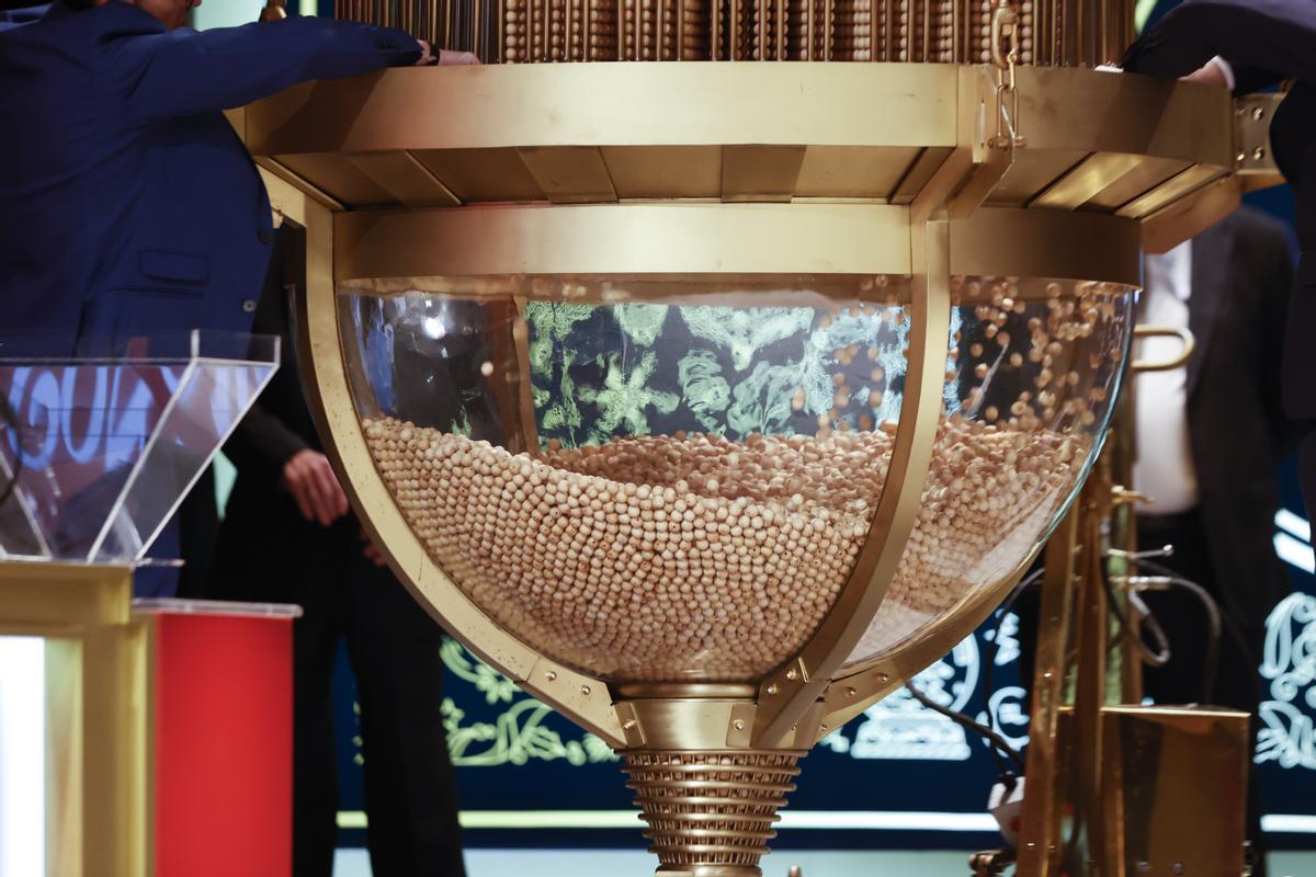 MADRID, 22/12/2022.- Detalle de las bolas de madera en la tolva al comienzo del sorteo de El Gordo de Navidad en el Teatro Real en Madrid, este jueves. EFE/ Javier Lizón