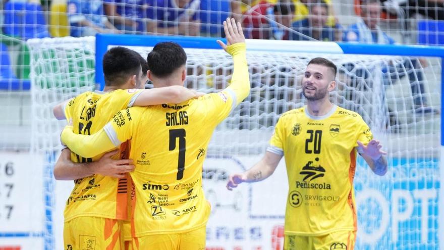 Los jugadores del Peñíscola celebran una victoria.