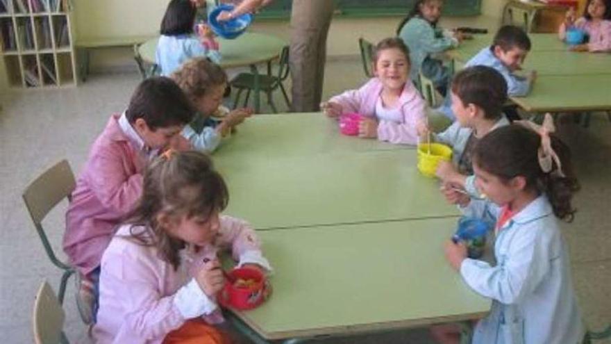 Niños, en un taller en el comedor del colegio Sofía Casanova.