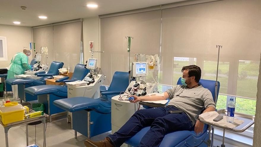 Uno de los cuatro primeros donantes de plasma,  en el hospital Nicolás Peña tras superar el coronavirus. 